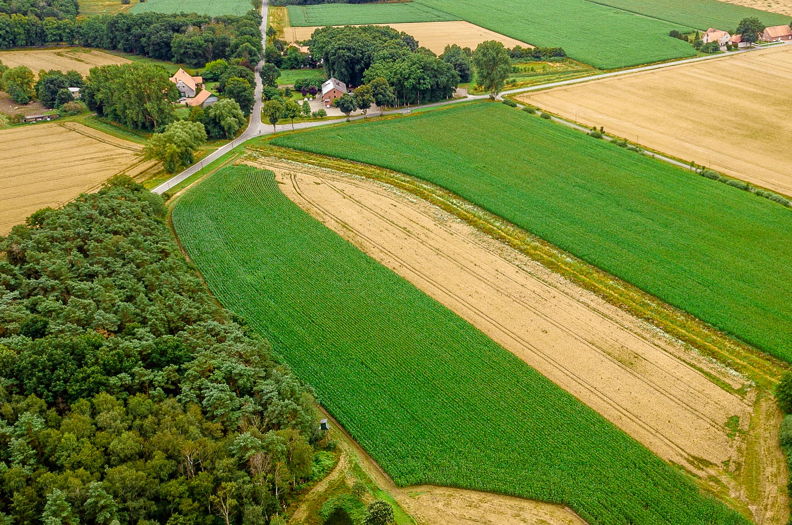 Im oberen Drittel des Fotos sehen wir links unseren Bauernhof, rechts daneben die Gaststätte Piel.